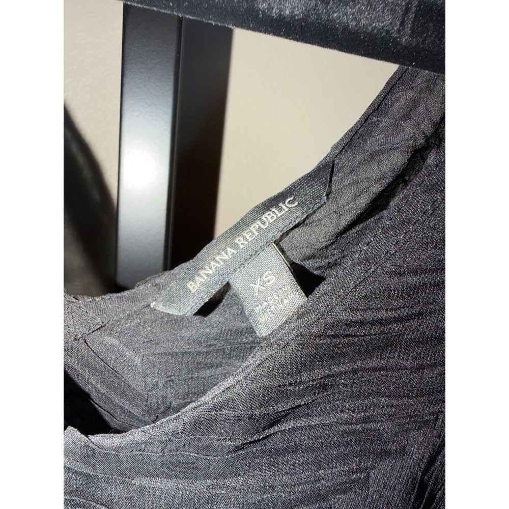 Banana Republic Womens Black Sheer Textured Leaf Ruffle V-Neck Blouse XS - Picture 2 of 3